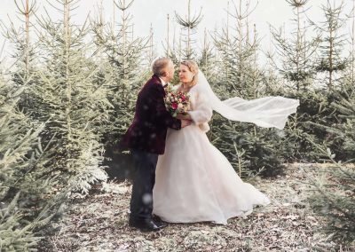 Slice of Life Photography - Snowing wedding picture, bride and groom in a field of christmas trees